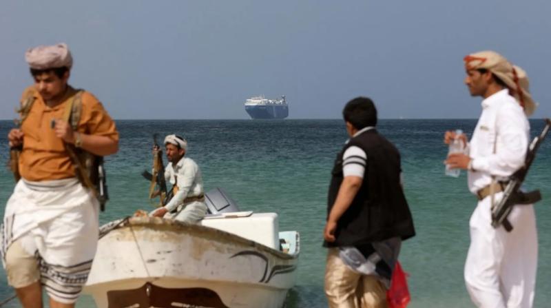 باب المندب يشتعل .. هل تفجر هجمات الحوثيون صراعًا دوليًا في البحر الأحمر؟